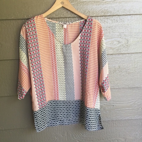 Forever 21 Tops - Boho Hippie Printed Swingy V Neck Top